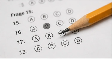 Multiple Choice Prüfungsbogen für Angelschein mit Bleistift