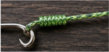 Starker Angelknoten an Karabiner mit grüner Schnur